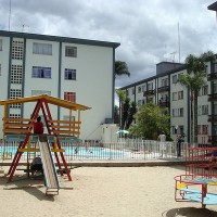 a piscina e o parque infantil