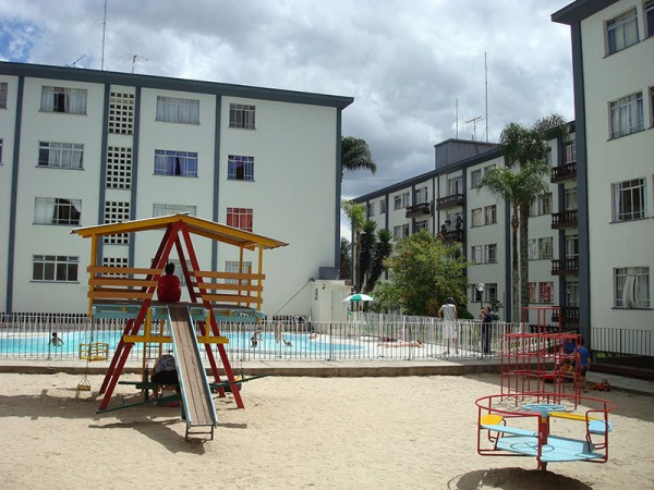 a piscina e o parque infantil