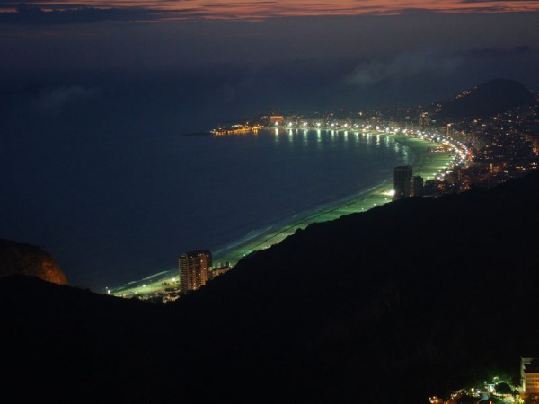 vista do Pão de Açucar pela Praia de Copacabana