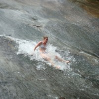 Dany na cachoeira tobogã