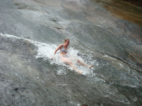 Dany na cachoeira tobogã