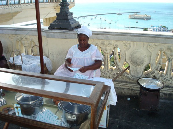 Baiana vendendo aracajé
